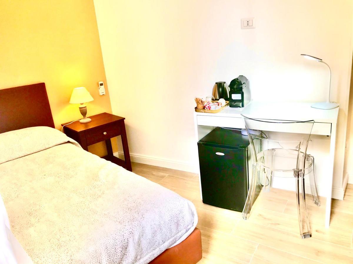 Agora Singola Con Bagno Privato Adiacente Bed & Breakfast Napoli Bagian luar foto