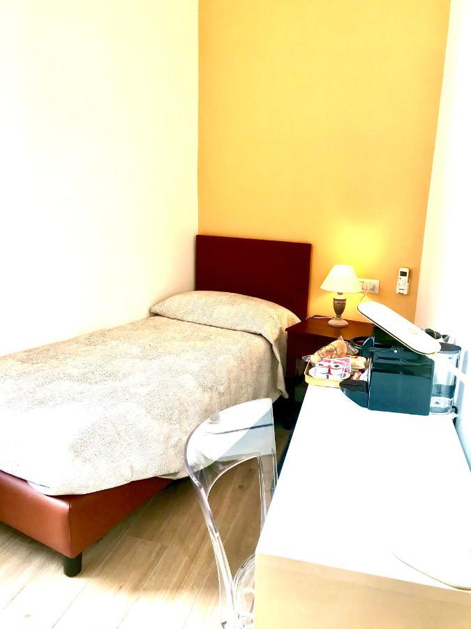 Agora Singola Con Bagno Privato Adiacente Bed & Breakfast Napoli Bagian luar foto