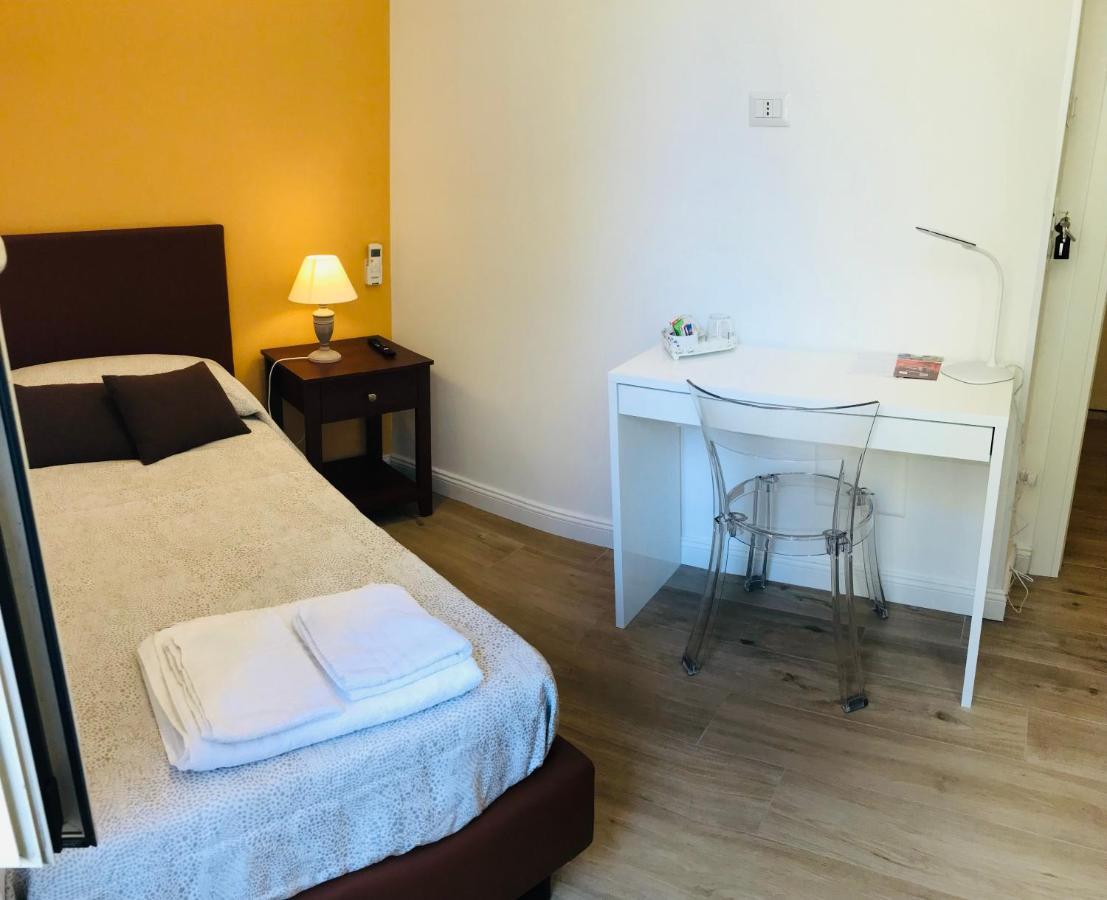 Agora Singola Con Bagno Privato Adiacente Bed & Breakfast Napoli Bagian luar foto